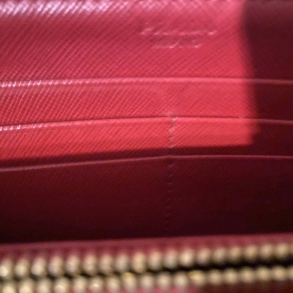 Prada wallet women. Condition is Pre-owned. - Picture 4 of 4